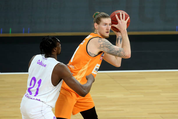 他们利用强 他们利用强